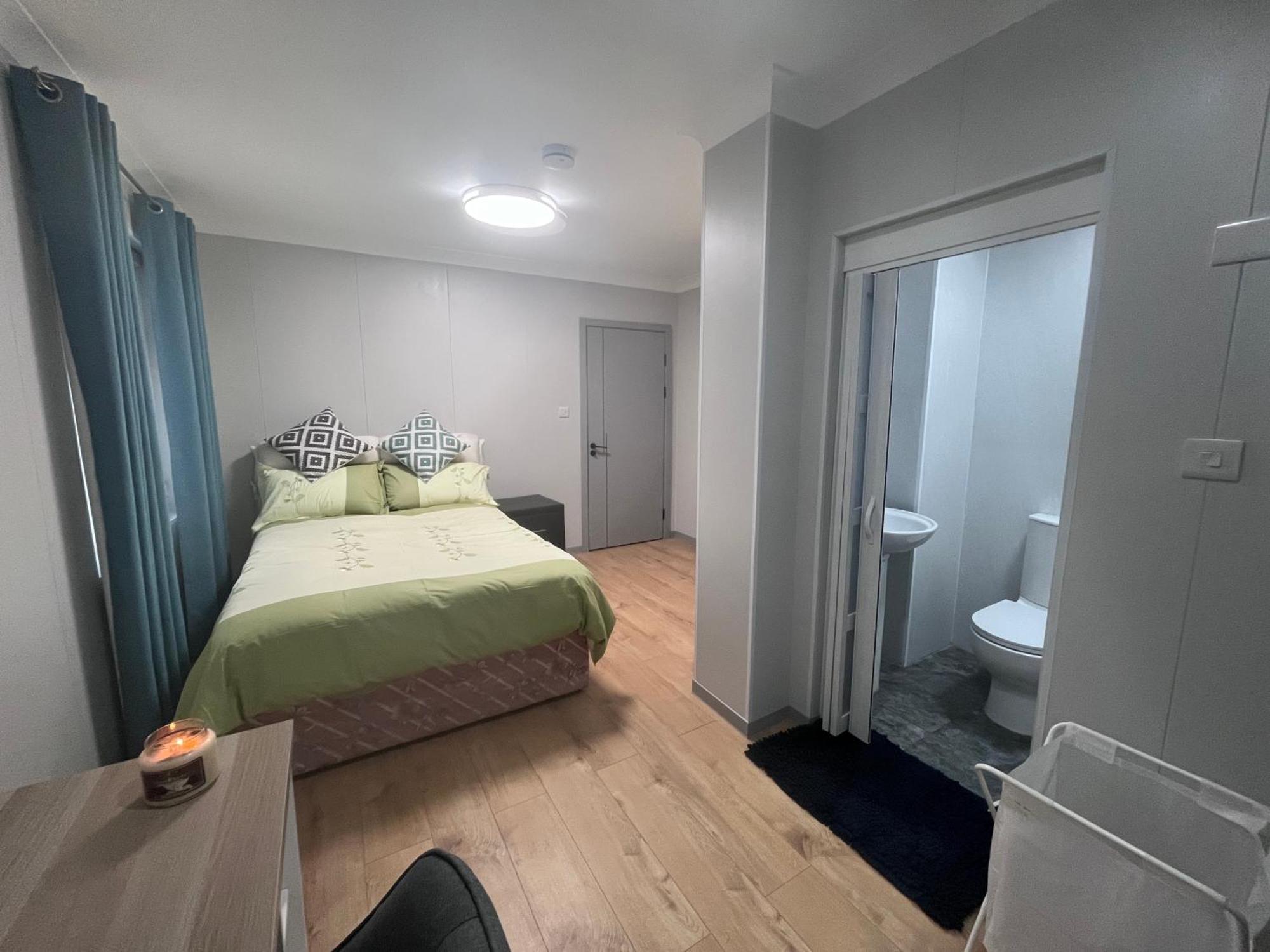 Modern Ensuite Double Bedroom In Dundrum Dublin