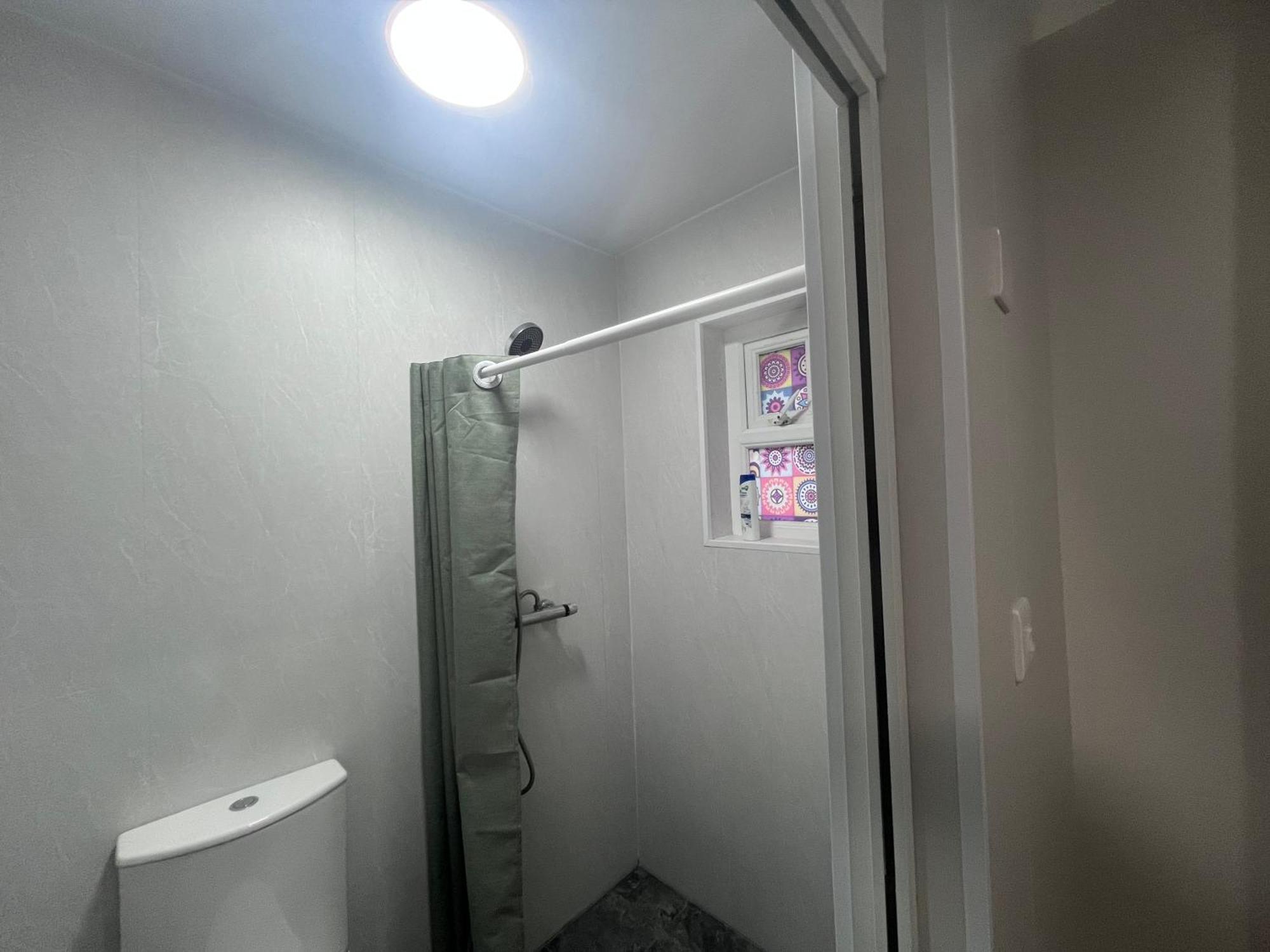 Modern Ensuite Double Bedroom In Dundrum Homestay